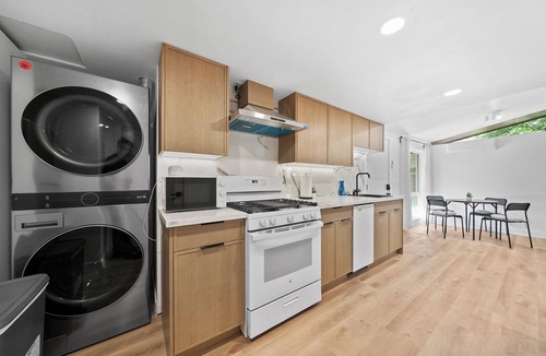 Valle Lindo House | Soothing 2-bedroom house with AC welcoming Pomona free parking laundry Bunkbed