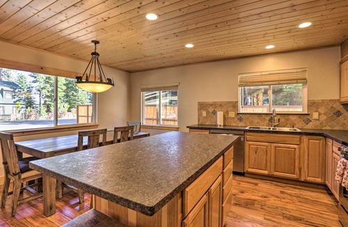Country Club Estates Cabin | South Lake Tahoe Cabin ~ 7 Mi to Ski Resort!