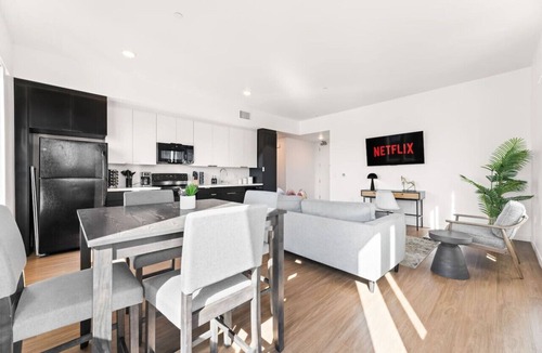 Little Tokyo Apartment | Spacious 1-BD with Stunning City Views in DTLA