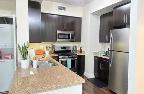 Downtown Apartment | Spacious 2 BD/2BA w/2 King Beds! Walk to Pier & Beach apartment w/AC