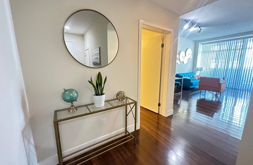 Downtown Apartment | Spacious 2 BD/2BA w/2 King Beds! Walk to Pier & Beach apartment w/AC
