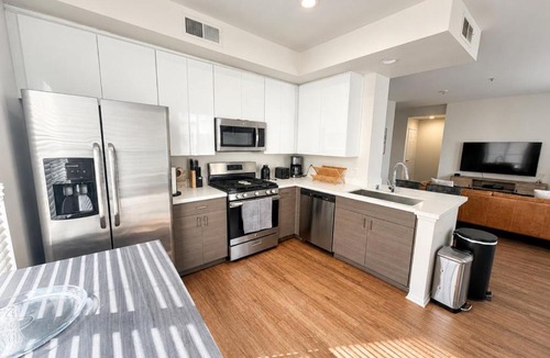 Del Rey Apartment | Spacious 2 Bedroom Apartment in Marina Del Rey - 15 Mins to LAX Airport