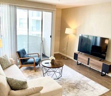 Del Rey Apartment | Spacious 2B 2B Apartment in Marina Del Rey with Pool