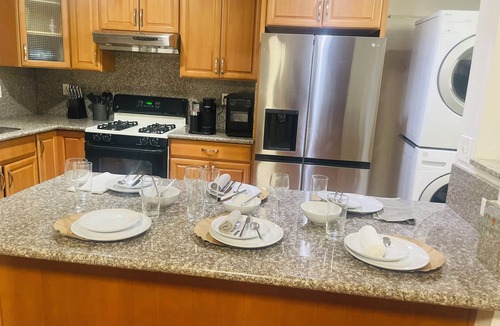 Oakland House | Spacious 2Bedroom House Bath in the Heart of the Bay. Minutes from attractions.