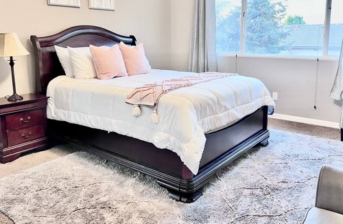 Raisin House | Spacious 3 bdrm/2.5 ba + loft near Clovis/hospital