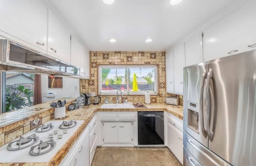 Canoga Park House | Spacious 3 Bedroom Luxury Home With a Private Pool