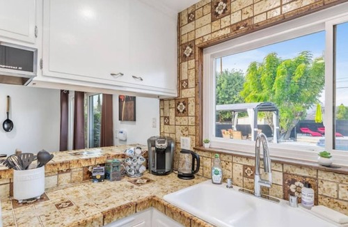 Canoga Park House | Spacious 3 Bedroom Luxury Home With a Private Pool