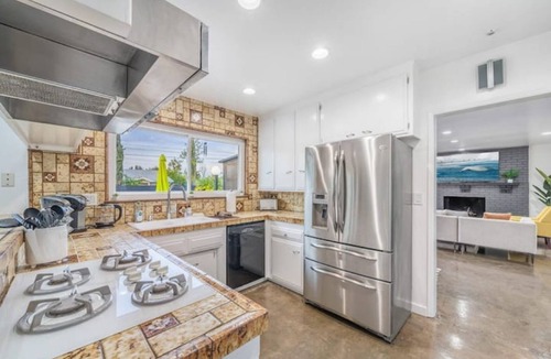 Canoga Park House | Spacious 3 Bedroom Luxury Home With a Private Pool