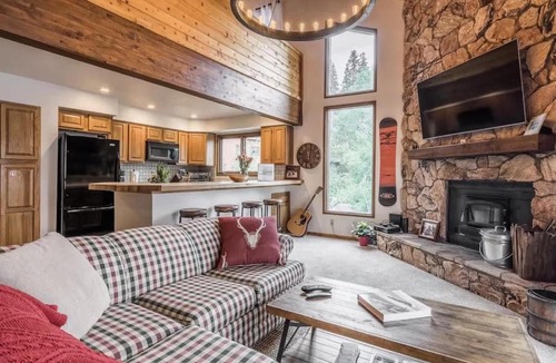 Mammoth Lakes House | Spacious 3BD & Loft Villa - Convenient to Slopes