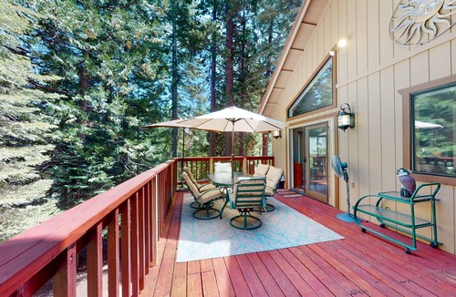 Shaver Lake Cabin | Spacious 3BR Ockenden Retreat w/Loft, W/D, & Large Deck, & Grill