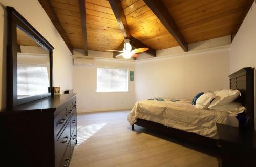 Apple Hill House | Spacious 3BR Retreat - Sleeps 10 - Free Parking