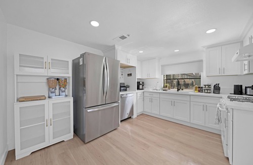 Alhambra House | Spacious 3BR Townhome Near DTLA w/Garage & Balcony