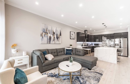 Bayview House | Spacious 4-bedroom townhome in enchanting San Francisco with AC