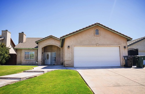 Pumpkin Center House | Spacious 4-bedroom house/comfy beds
