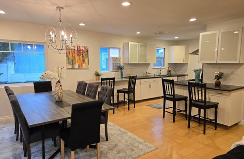 Encino House | Spacious 4-bedroom house in terrific Los Angeles with AC
