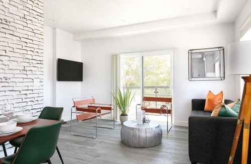 Mid City House | Spacious 4BR LA Getaway with Parking and Fast Wi-Fi