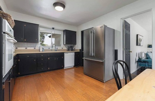 Raisin House | Spacious 4BR Near Fresno State & Save Mart