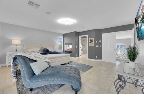 Enterprise House | Spacious 5 bedroom close to strip with Pool, Jacuzzi, Parking, Rv Parking, Grill