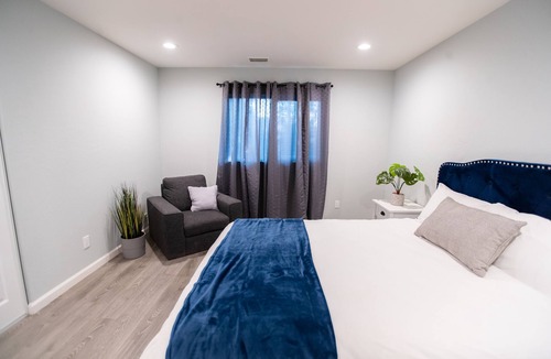 Willow Glen House | Spacious 5 Bedroom Home! Free WIFI! AC & HEAT!