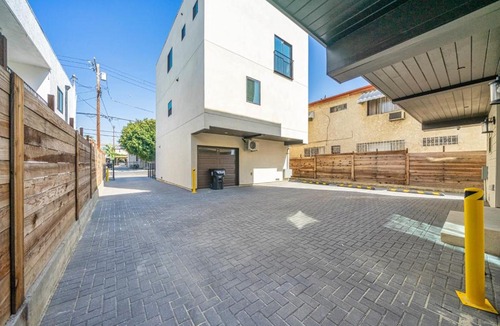 Rampart Village House | Spacious 5 Bedrooms house in Los Angeles