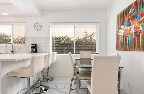 Valley Glen House | Spacious 5bed/3bath home with piano close to Universal studio & Hollywood for 10