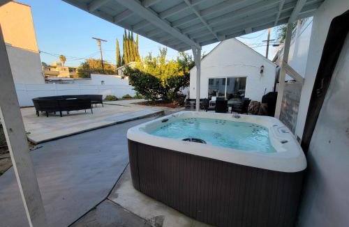 Pico - Robertson House | Spacious 5BR Private Home 5 minutes to Rodeo Drive with Hot Tub Spacious Backyard Parking