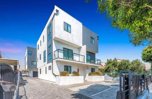 Mid City House | Spacious 5BR Townhouse with Free Parking Included
