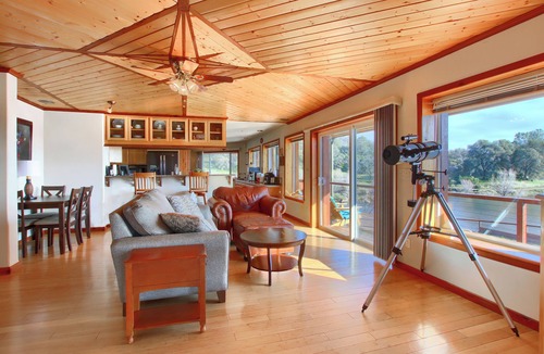Ahwahnee House | Spacious 6-bedroom Estate with Private Lake, near Yosemite