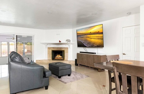 Gardena House | Spacious 6-bedroom house in cool Gardena with AC and gym