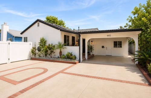 Reseda House | Spacious 6-bedroom house in delightful Los Angeles with AC