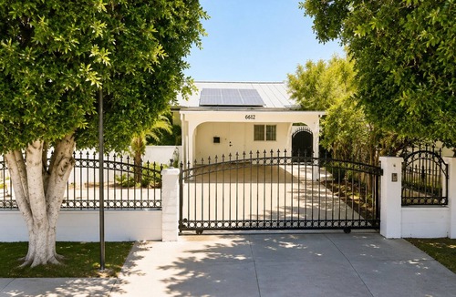 Reseda House | Spacious 6-bedroom house in delightful Los Angeles with AC