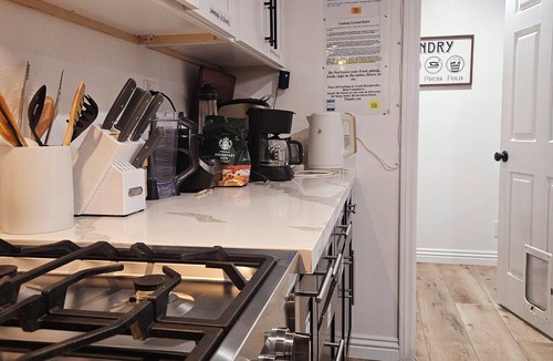 Valley Glen Cabin | Spacious 6-bedroom Dorm Room lodge with AC in charming Los Angeles