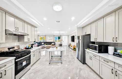 Bassett House | Spacious 6BR Stay + Parking + Near DTLA #TravelSGV