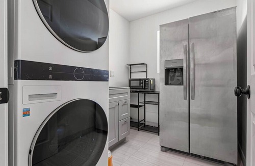 Hayward House | Spacious 7-BR Home in Hayward with A/C &Parking