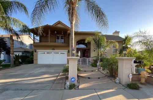 Atwater House | Spacious 7 BR home- king beds - sleeps 15- free parking -safe quiet neighbrhood