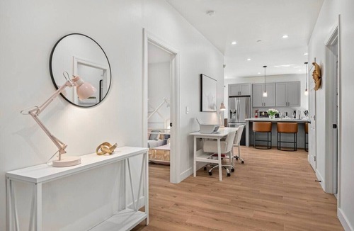 Hayward House | Spacious 8-BR Home in Hayward with A/C &Parking