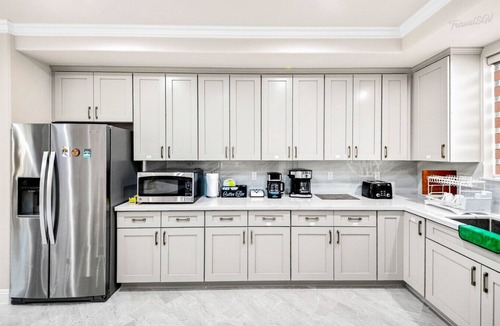 Bassett House | Spacious 9BR Home + Parking + Near DTLA #TravelSGV