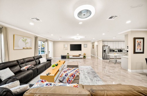 Bassett House | Spacious 9BR Home + Parking + Near DTLA #TravelSGV
