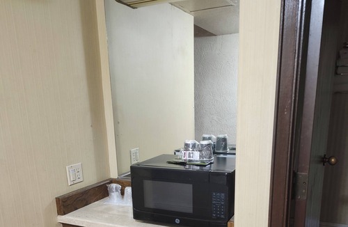 Raisin Hotel | Spacious bedroom hotel in superb Fresno with AC comfort