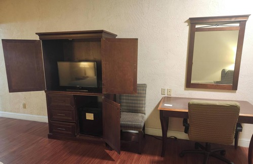 Raisin Hotel | Spacious bedroom hotel in superb Fresno with AC comfort