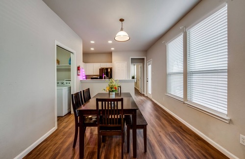 Como House | Spacious & Comfortable 3 Bedroom Home with Garage