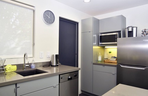 Crescent Park Cottage | Spacious cottage near Stanford with AC
