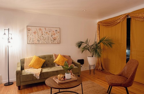 Crocker House | Spacious & Cozy Apartment in enjoyable Daly City with AC, WiFi
