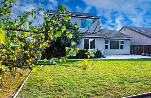Visalia House | Spacious Family Home in Visalia Near Downtown and Parks