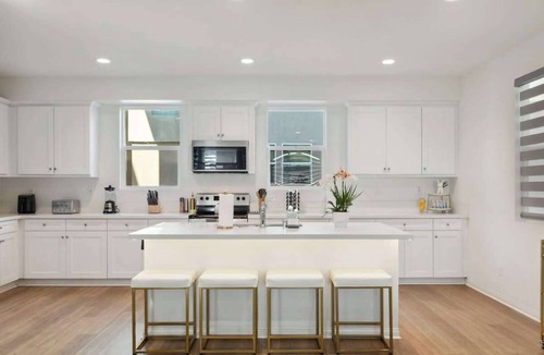 Lacy House | Spacious Group Home Sleeps 15 - Near Disney & OC