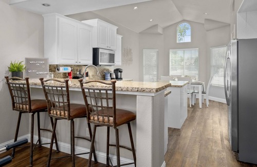 Raisin House | Spacious Home★King Bed★Sanitized⚡️WIFI✔Long Stays!