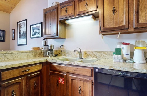 Mammoth Lakes Condo | Spacious Home, Near Trails, Rec Center & Creek Park. Pool On-site