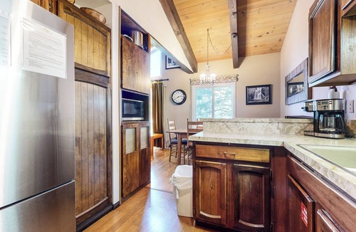 Mammoth Lakes Condo | Spacious Home, Near Trails, Rec Center & Creek Park. Pool On-site