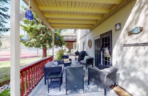 Bass Lake House | Spacious lake view townhouse near Yosemite w/hot tub & pool access, AC, & WiFi