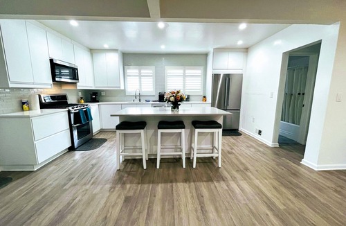 Harbor House | Spacious Long Beach Escape w Private Hot Tub